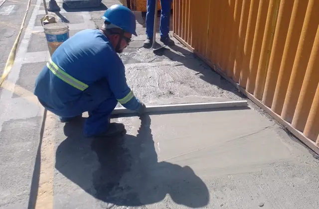 Equipe da Faé com EPIs executando manutenção civil de pavimento no pátio de contêineres do Porto de Capuaba, Vila Velha-ES