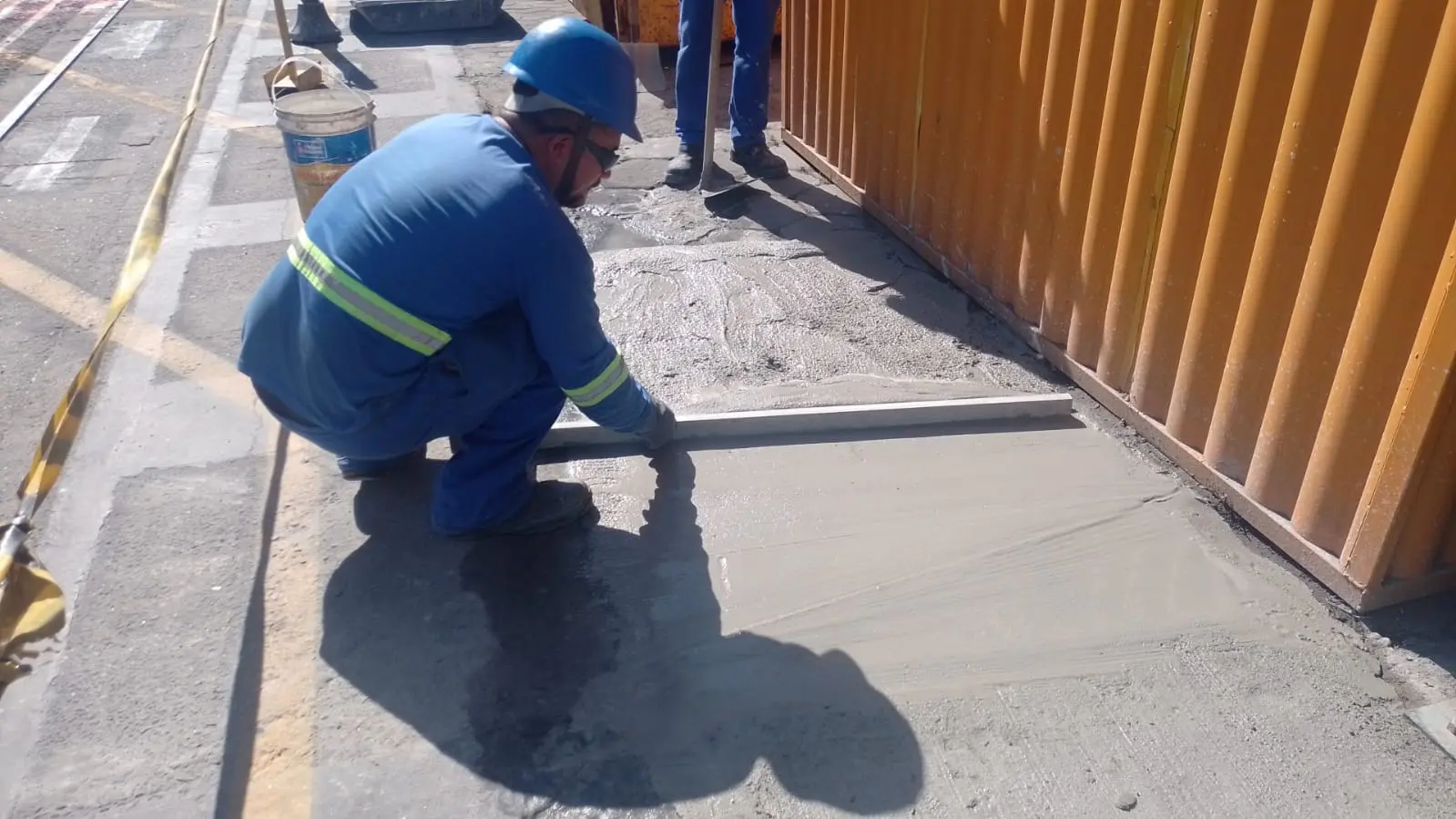 Equipe da Faé com EPIs executando manutenção civil de pavimento no pátio de contêineres do Porto de Capuaba, Vila Velha-ES